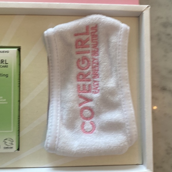 Beautiful package line of Covergirl Color Correcting Serum Moisturizer Primer - Picture 4 of 4